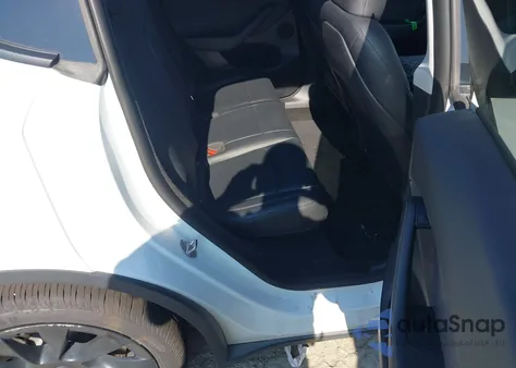 2022 Tesla Model Y Long Range Dual Motor All-Wheel Drive z USA, uszkodzony, nr VIN 7SAYGDEE8NA018670